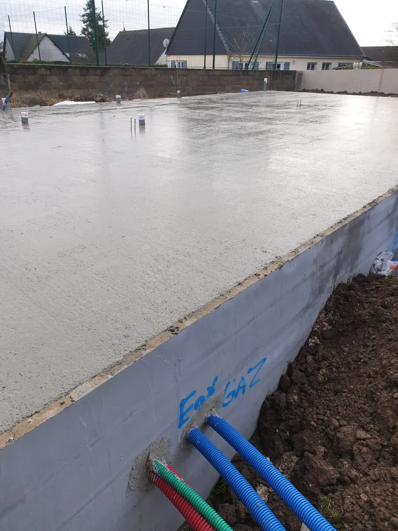 Dalle béton coulée, réseaux en attente