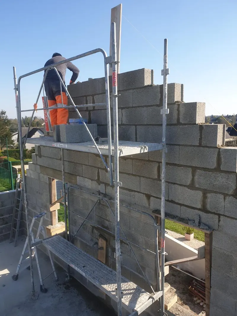Élévation des murs en blocs béton