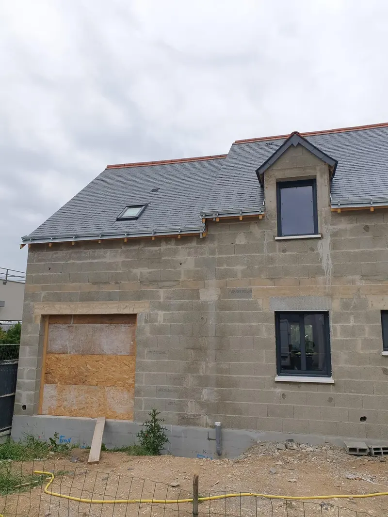 Maison neuve achevée, encadrements en pierre