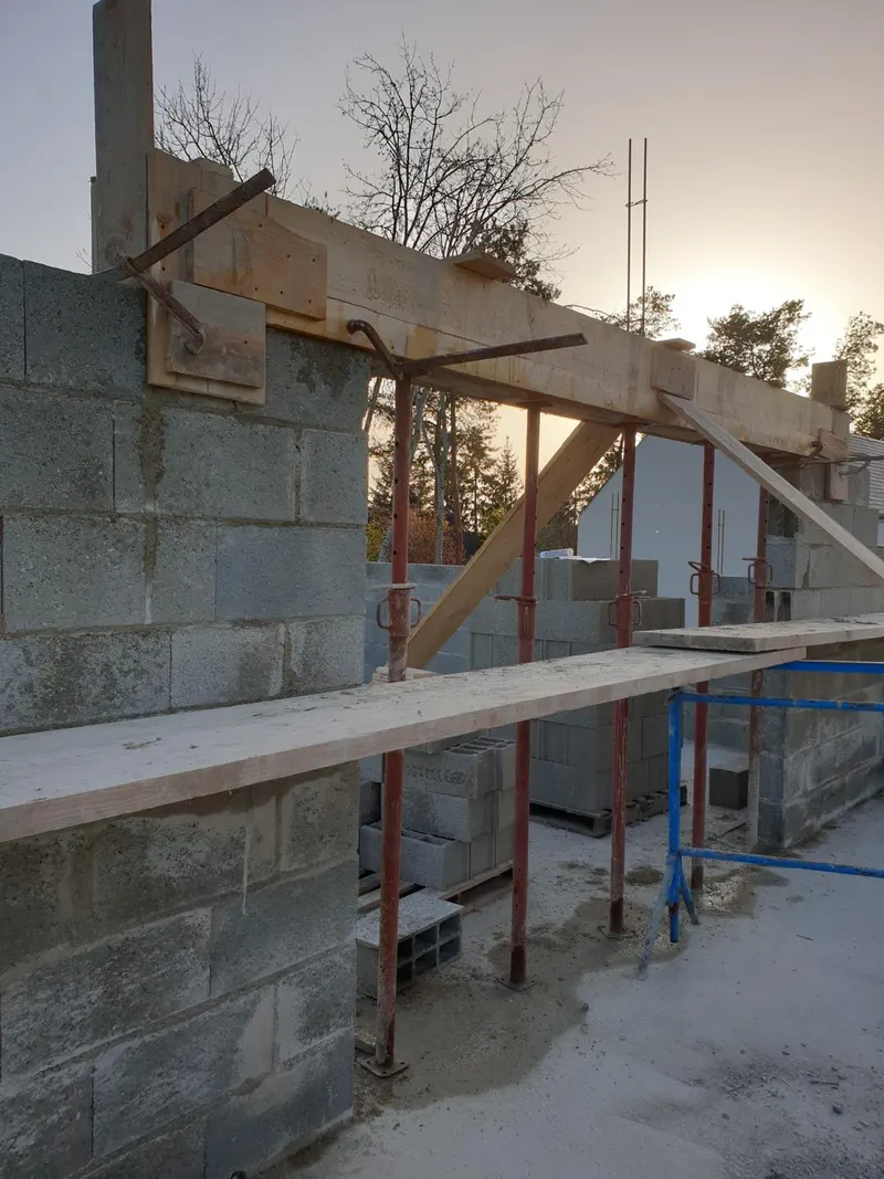 Coffrage d'un chaînage sur mur en blocs