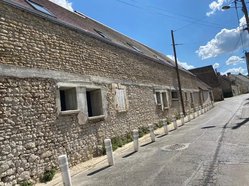 Ouvertures reprises sur un mur en pierre