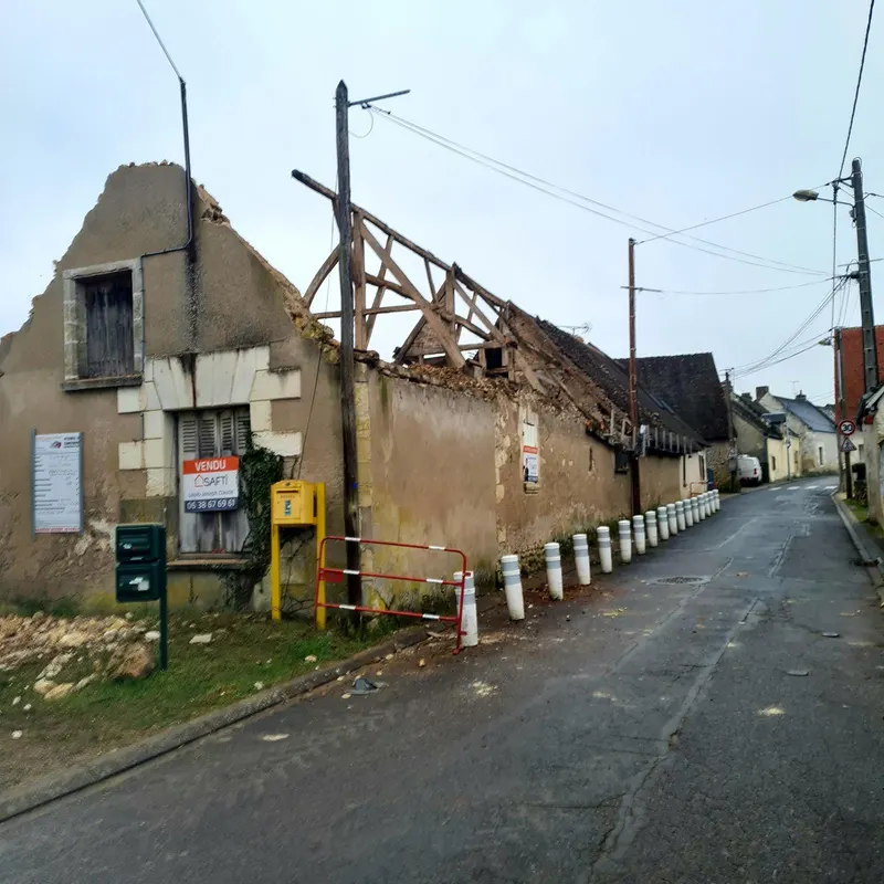 Bâtiment ancien, toiture effondrée